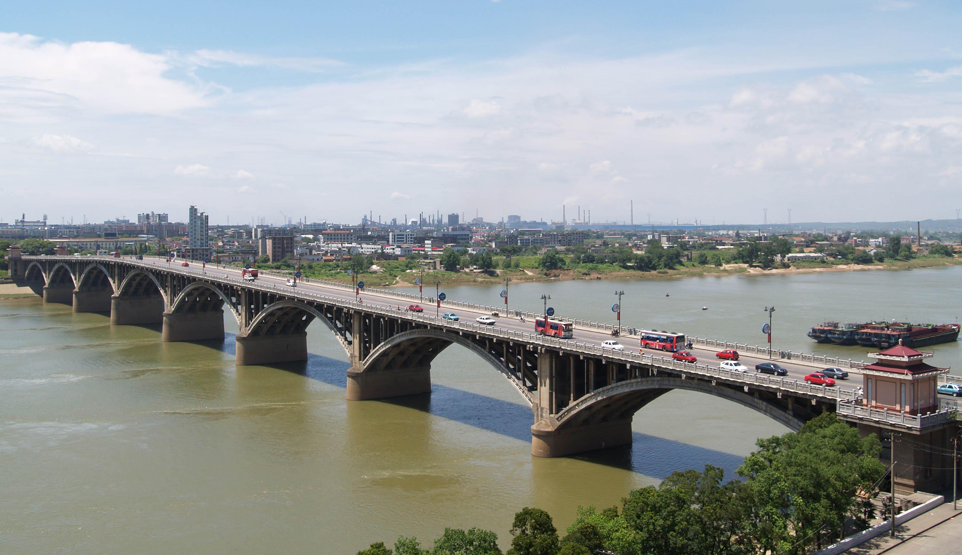 公司承建的湘潭一大桥工程被誉为“千里湘江第一桥”，比长沙市的第一座湘江大桥还早10年，一直以来是湘潭市标志性建筑